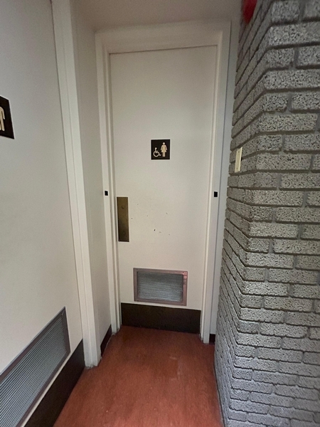 Salle de toilettes femmes - porte d'entrée