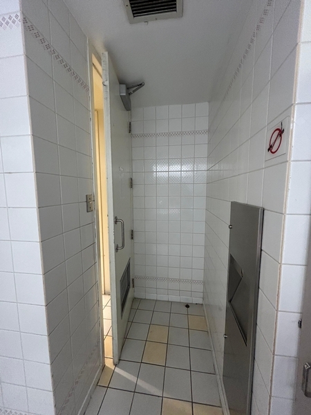 Salle de toilettes femmes - corridor d'entrée