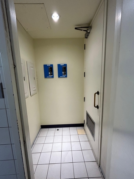 Salle de toilettes femmes - vestibule d'entrée