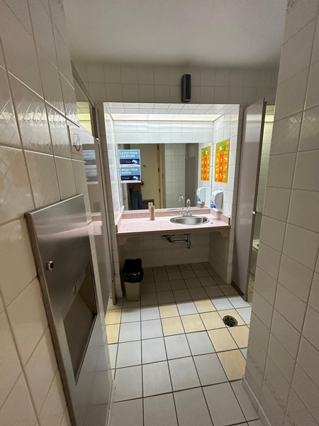 Salle de toilettes femmes - lavabo