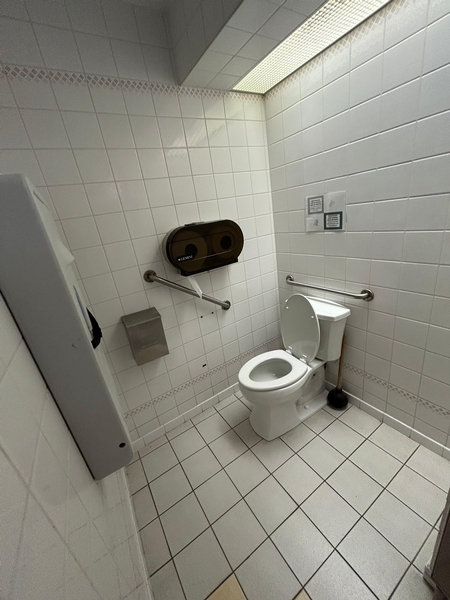 Salle de toilettes femmes - cabine de toilette accessible