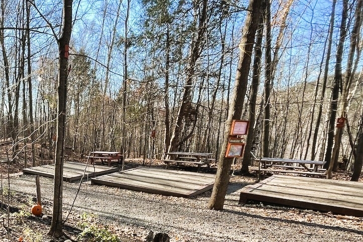 Sites de camping sur plate-forme de bois
