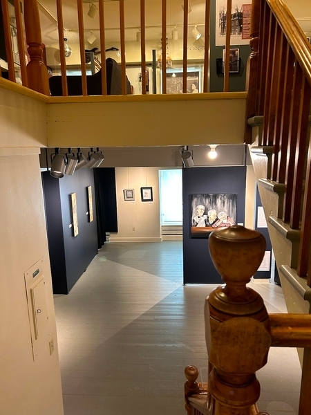 Cage d'escalier menant à deux salles d'expositions