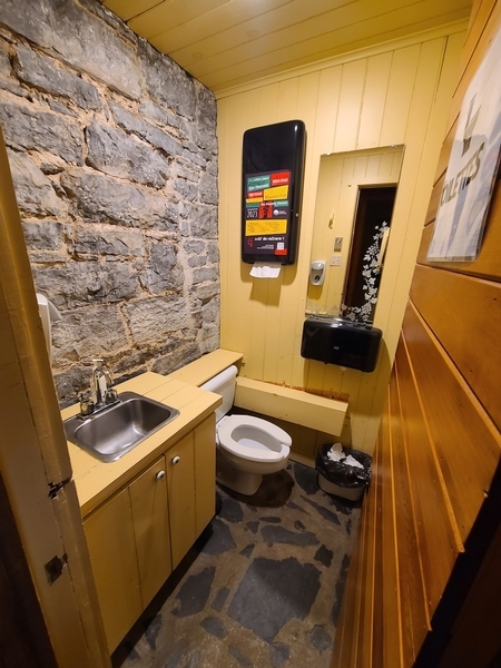 Salle de toilette #1 au sous-sol (bar)