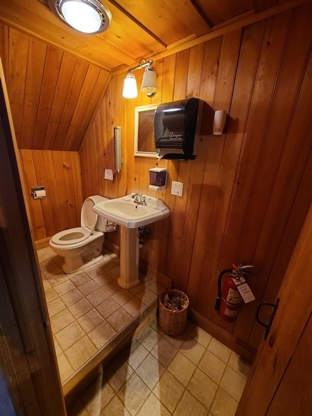 Salle de toilette universelle (Deuxième étage)
