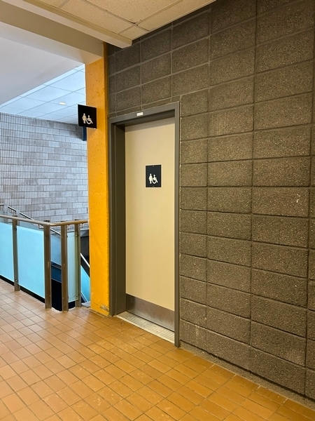 Porte d'accès à la salle de toilettes pour femmes
