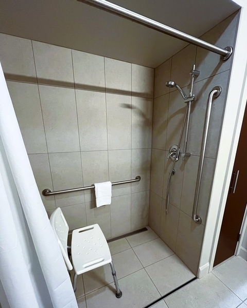 Chambre 1034 : Salle de bain - douche sans seuil 