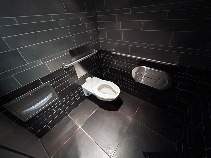 Salle de toilettes hommes - rez-de-sentier : Intérieur du cabinet de toilette accessible