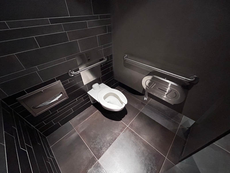 Salle de toilettes femmes - rez-de-chaussée : Intérieur du cabinet de toilette accessible