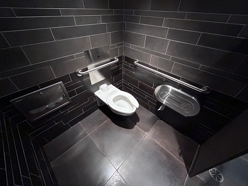 Salle de toilettes hommes - rez-de-chaussée : Intérieur du cabinet de toilette accessible