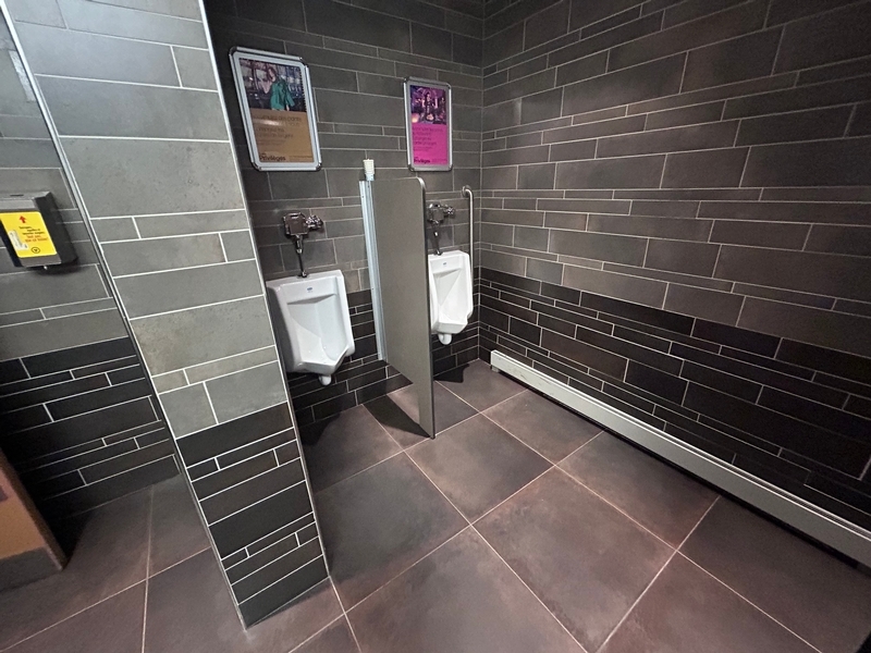 Salle de toilettes hommes - rez-de-chaussée : Urinoirs
