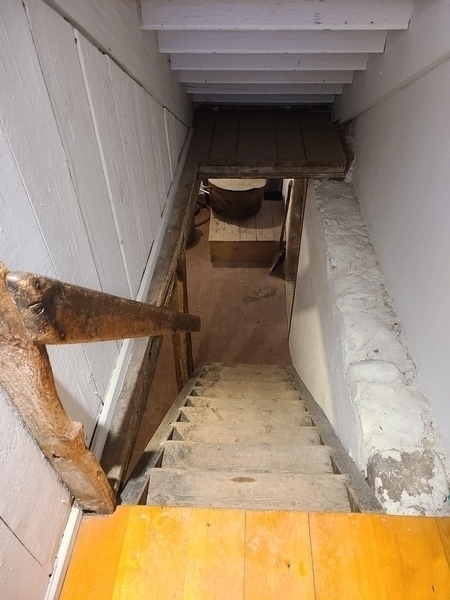 Escaliers (seul accès aux toilettes)