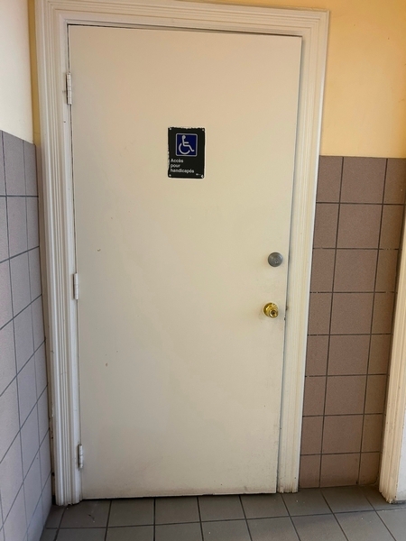Porte extérieur de la salle de toilette