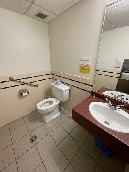 Salle de toilette universelle non-accessible (zone de transfert de 63 cm)