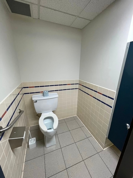 Cabinets de toilette hommes & femmes partiellement accessibles (zone de transfert de 72 cm)