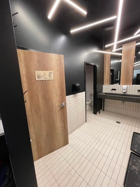 Salle de toilette avec lavabo surélevé (90 cm) et robinetterie éloignée du rebord (54 cm)