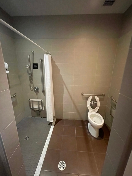 Salle de bain accessible (dans le vestiaire des femmes)