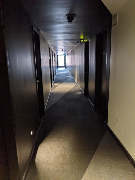 Couloirs intérieurs d'accès aux chambres