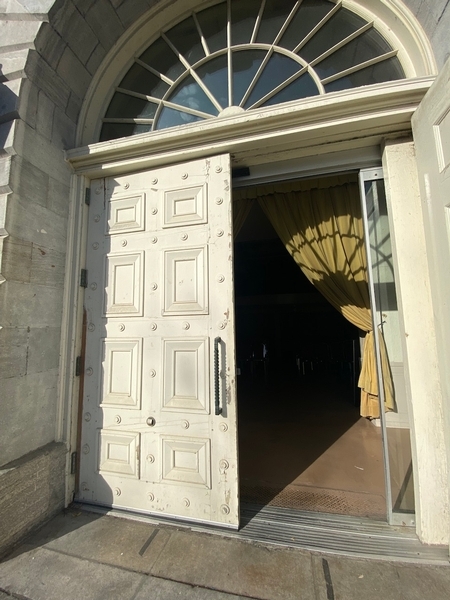 Porte extérieure - Salle de la Commune 