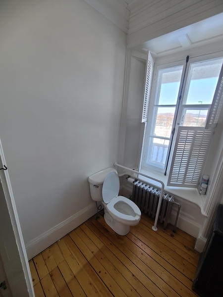 Salle de toilette universelle (largeur libre de la porte : 71 cm)