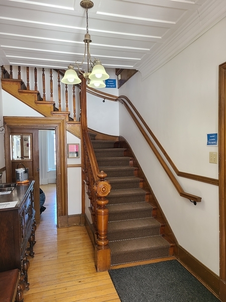 Le premier étage présentant des expositions permanente est accessible seulement par les escaliers