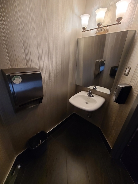 Salle de toilettes universelle au 3ème étage