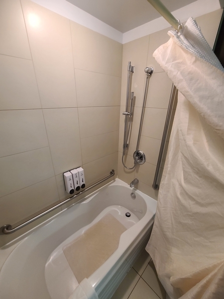Salle de bain de la chambre adaptée (banc de transfert disponible sur demande)