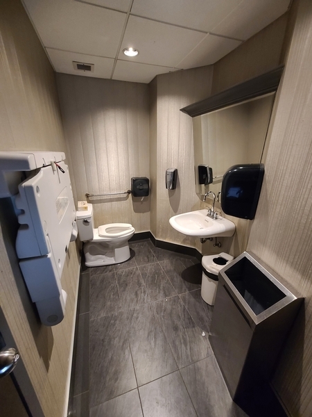 Salle de toilette universelle du restaurant 10Vagues