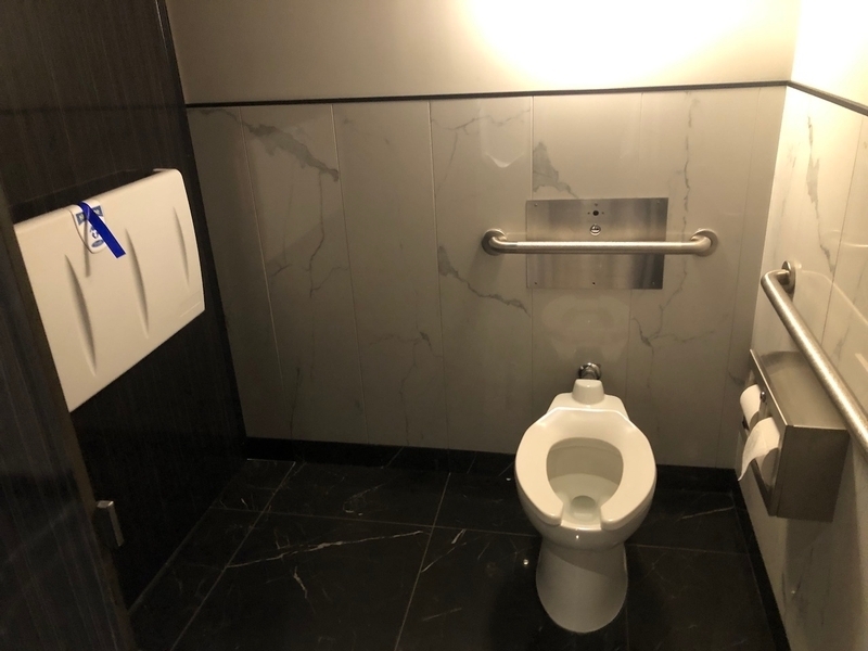 Salle de toilette au 4e étage, similaire du côté homme et femme