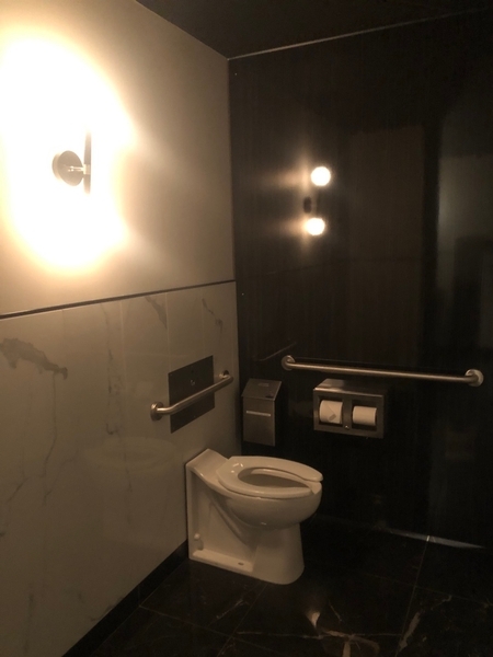 Salle de toilette au 6e étage côté femme