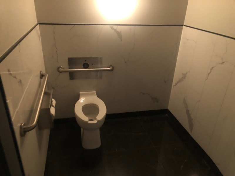 Salle de toilette au 6e étage côté homme