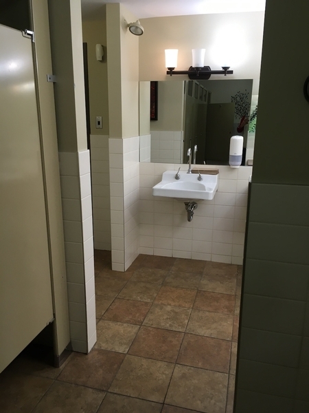 Salle de toilettes (femme) - lavabo 