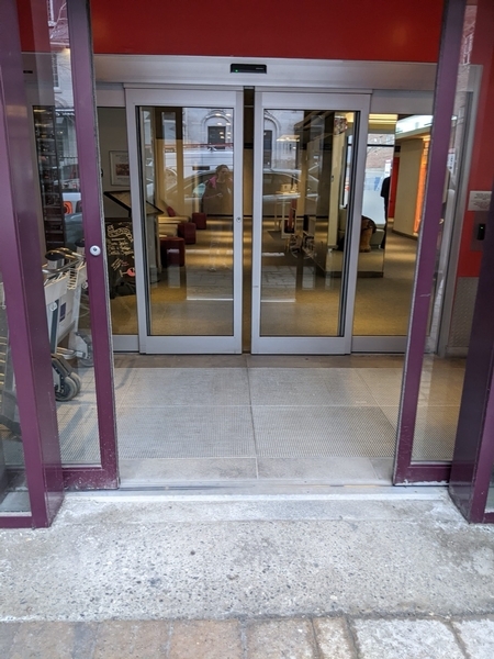 Porte d'entrée de l'établissement et vestibule