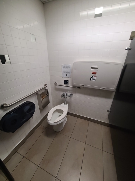 Cabinet partiellement accessible dans la salle de toilettes des femmes (31ème étage)