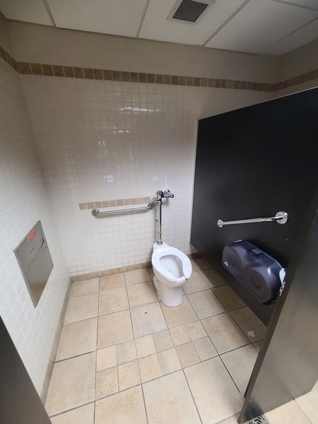 Cabinet partiellement accessible dans la salle de toilettes au rez-de-chaussée