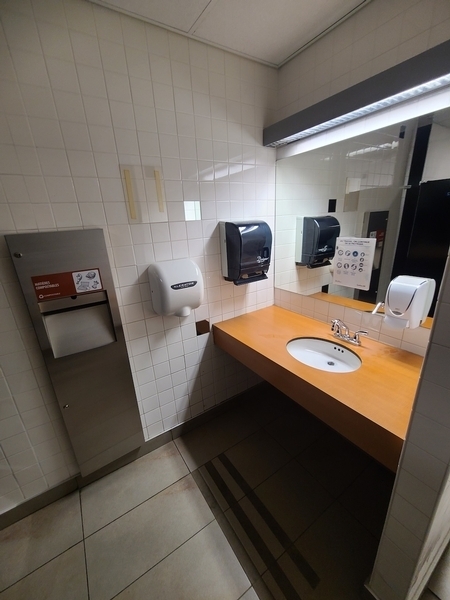 Lavabo accessible dans les deux salles de toilettes (31ème étage)