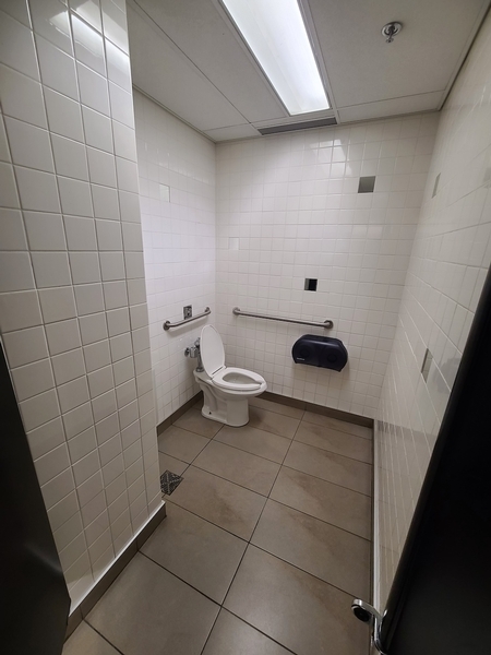 Cabinet accessible dans la salle de toilettes des hommes (31ème étage)