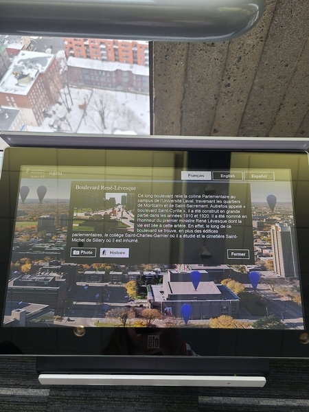 Tablette interactive offrant de l'information supplémentaire sur les bâtiments