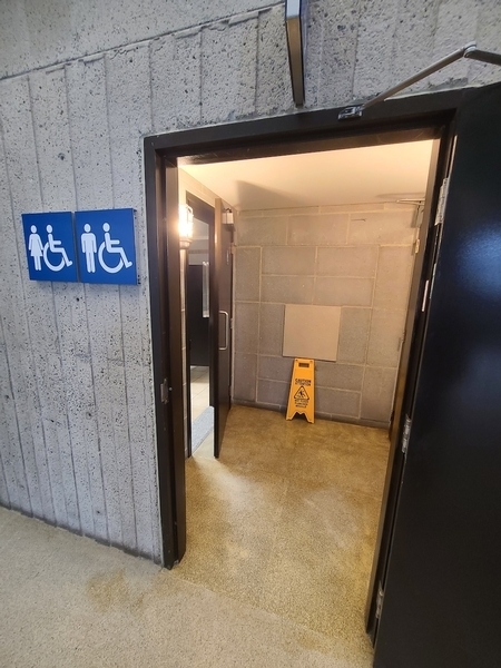 Salle de toilettes au rez-de-chaussée