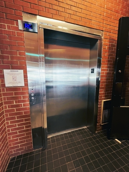 Ascenseur - accès au rez-de-chaussée