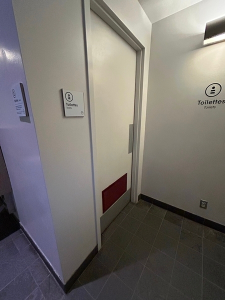 Porte d'entrée de la salle de toilettes universelles