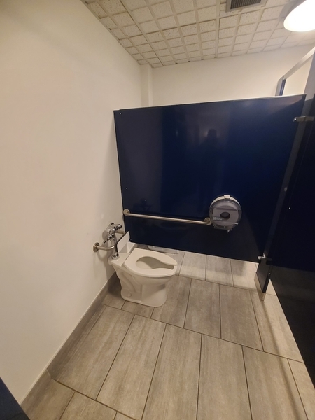 Cabinet accessible dans la salle de toilette avec urinoirs (sous-sol)