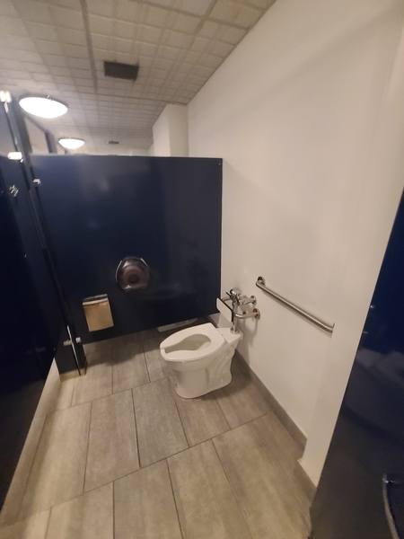 Cabinet accessible dans la salle de toilette sans urinoirs (sous-sol)