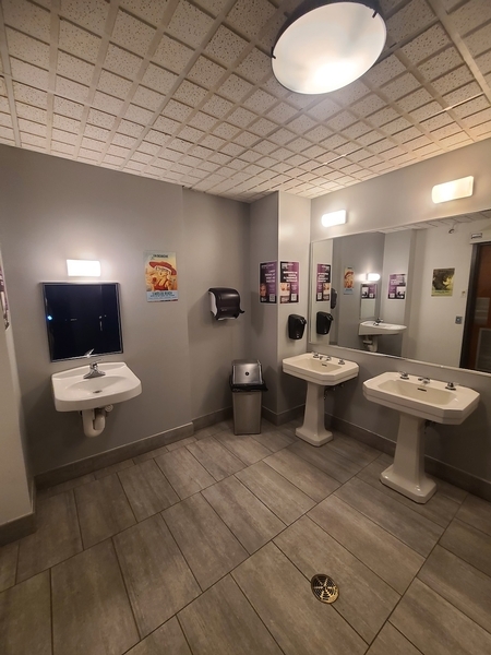 Salle de toilette au sous-sol (accessible par escaliers seulement)