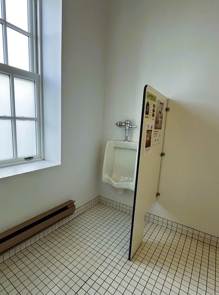 Salle de toilette homme - urinoir
