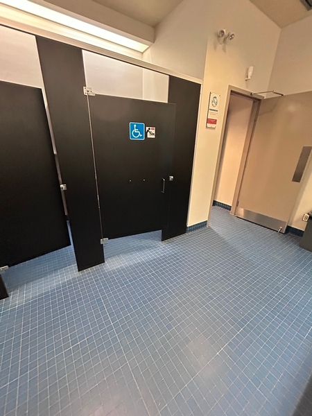 Salle de toilettes femmes - porte du cabinet de toilette accessible