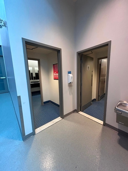 Entrée à la salle de toilettes - femmes (gauche), hommes (droite)