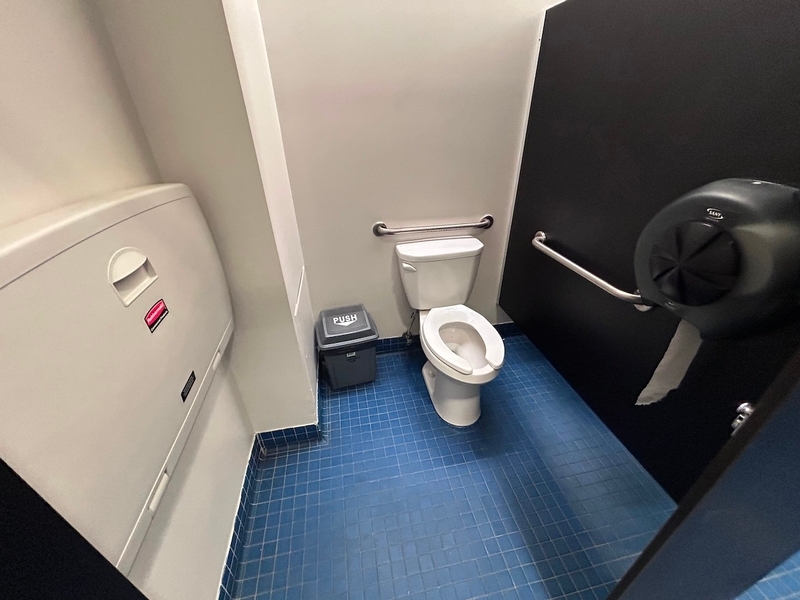 Salle de toilettes hommes - cabinet de toilette accessible