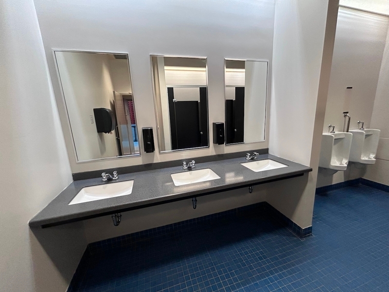 Salle de toilettes hommes - lavabos