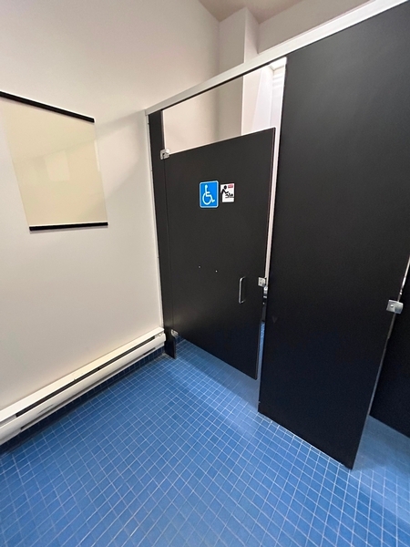 Salle de toilettes hommes - porte du cabinet de toilette accessible
